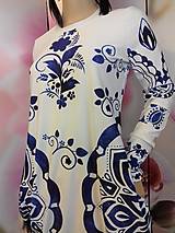 Šaty - FLORAL FOLK -  šaty v dĺžke mini s vačkami (biely podklad - modrý akvarel, dlhý rukáv) - 12881373_