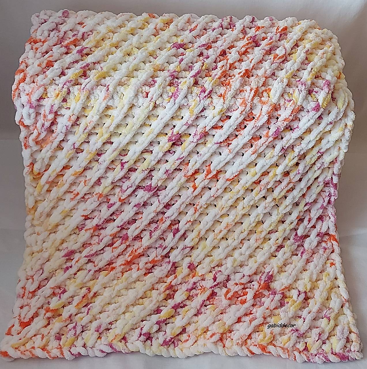 Jemnučká a ľahká detská deka z priadze alize puffy color (Jemnučká a ľahká detská deka z priadze alize puffy color - mix biela/žltá/oranžová/fialová)