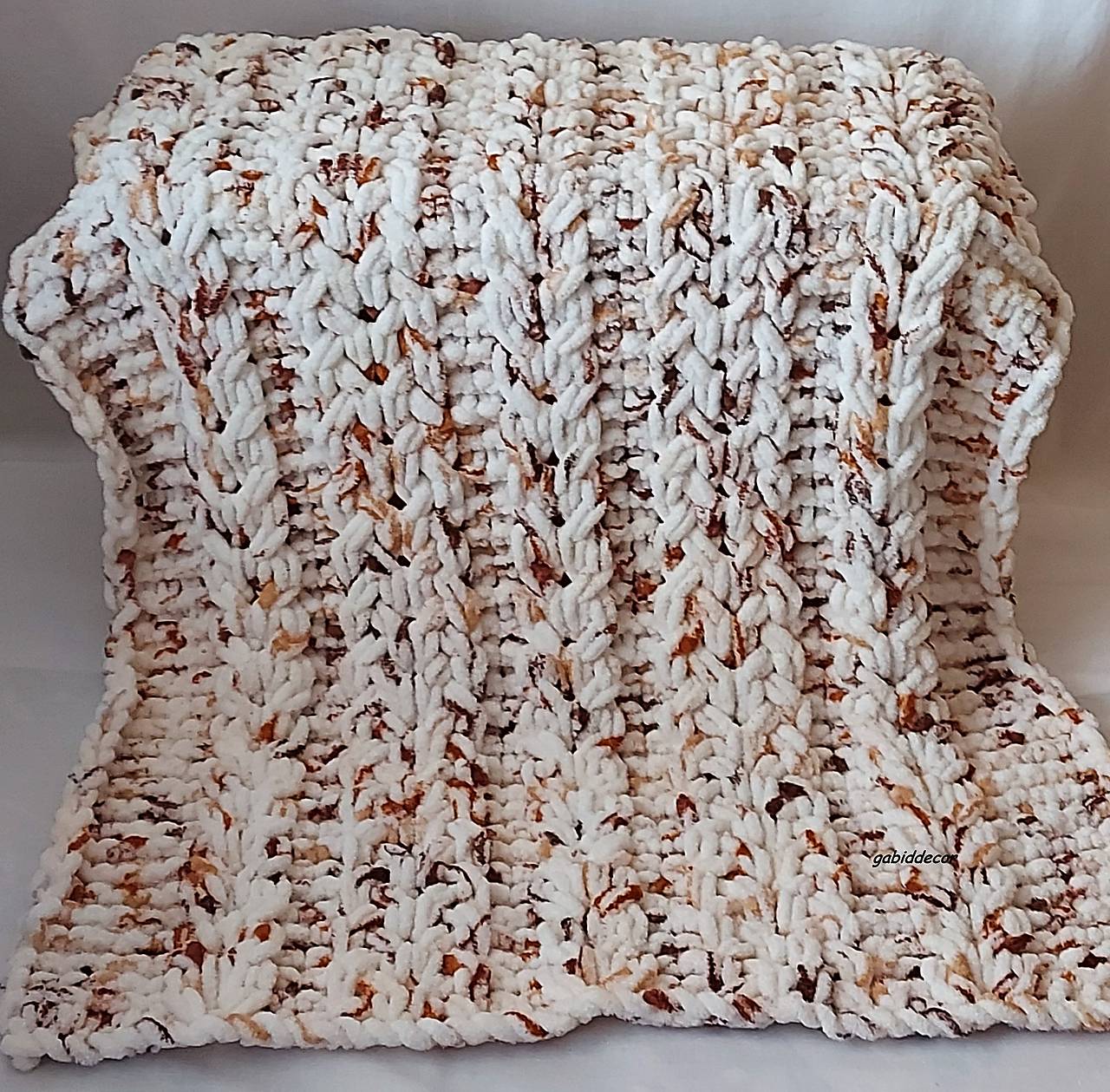 Jemnučká a ľahká detská deka z priadze alize puffy color (Jemnučká a ľahká detská deka z priadze alize puffy color - smotanová/kapučíno/škoricová/hnedá)