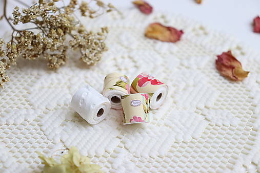Hračky - Mini toaletný papier (pre Barbie) (Tyrkysovo žltý obal s kvetmi) - 12888403_