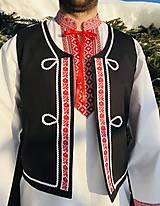 Pánske oblečenie - Pánska folklórna vesta s červenou krojovkou - 12887904_