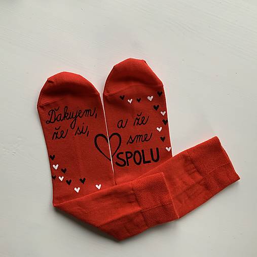 Maľované ponožky s nápisom: "Ďakujem, že si, že som, a že sme spolu!" (Červené)