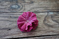 Brošne - Plstená brošňa - malinový kvet - 12898571_