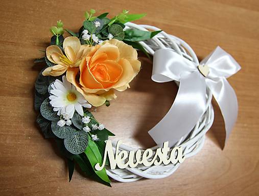 Dekorácie - svadobný veniec na dvere s dreveným nápisom a eukalyptom - 12907721_