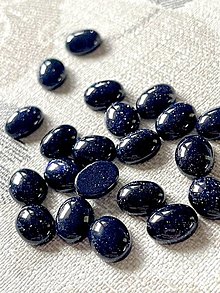 Minerály - Syntetický modrý slnečný kameň (modrý aventurín) kabošon ovál / 10x8 mm - 12918451_