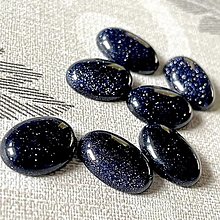 Minerály - Syntetický modrý slnečný kameň (modrý aventurín) kabošon ovál / 18X13 mm - 12918529_