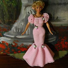 Hračky - Háčkované šatičky pre Barbie (ružové s ružičkami) - 12918936_