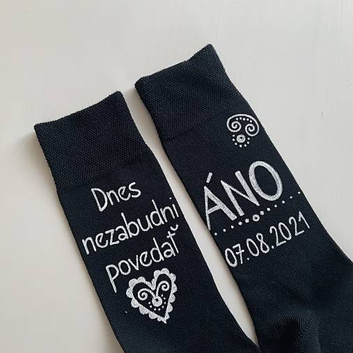 Maľované ponožky pre ženícha (čierne s nápisom nad členkom + dátum)