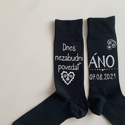 Maľované ponožky pre ženícha (čierne s nápisom nad členkom + dátum)