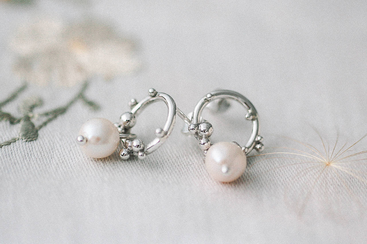 Strieborné napichovacie náušnice s bielymi perlami - Bokeh Soul Pearl