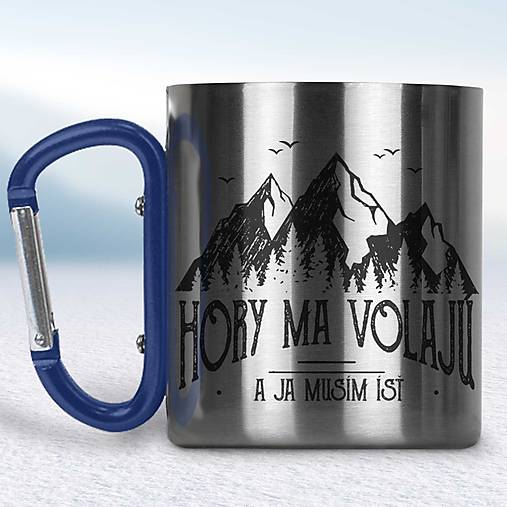Nádoby - Kovový turistický hrnček s karabínkou Hory ma volajú (Modrá karabínka) - 12939386_