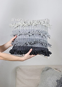 Úžitkový textil - Ručne tkaný vlnený dekoračný vankúš (sivý grandient, zadná strana šitá, režná látka!) - 12943409_