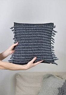 Úžitkový textil - Ručne tkaný vlnený dekoračný vankúš (antracit) - 12943536_