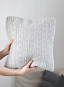 Úžitkový textil - Ručne tkaný vlnený dekoračný vankúš (bielo/sivá, zadná strana šitá, režná bavlna) - 12943641_