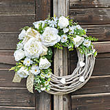 Dekorácie - Venček s bielymi ružami - 12951143_