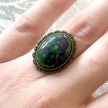 Prstene - Ruby Zoisite & Vintage Lace Ring / Prsteň s rubínom zoisitom synt. bronzové prevedenie - 12957649_