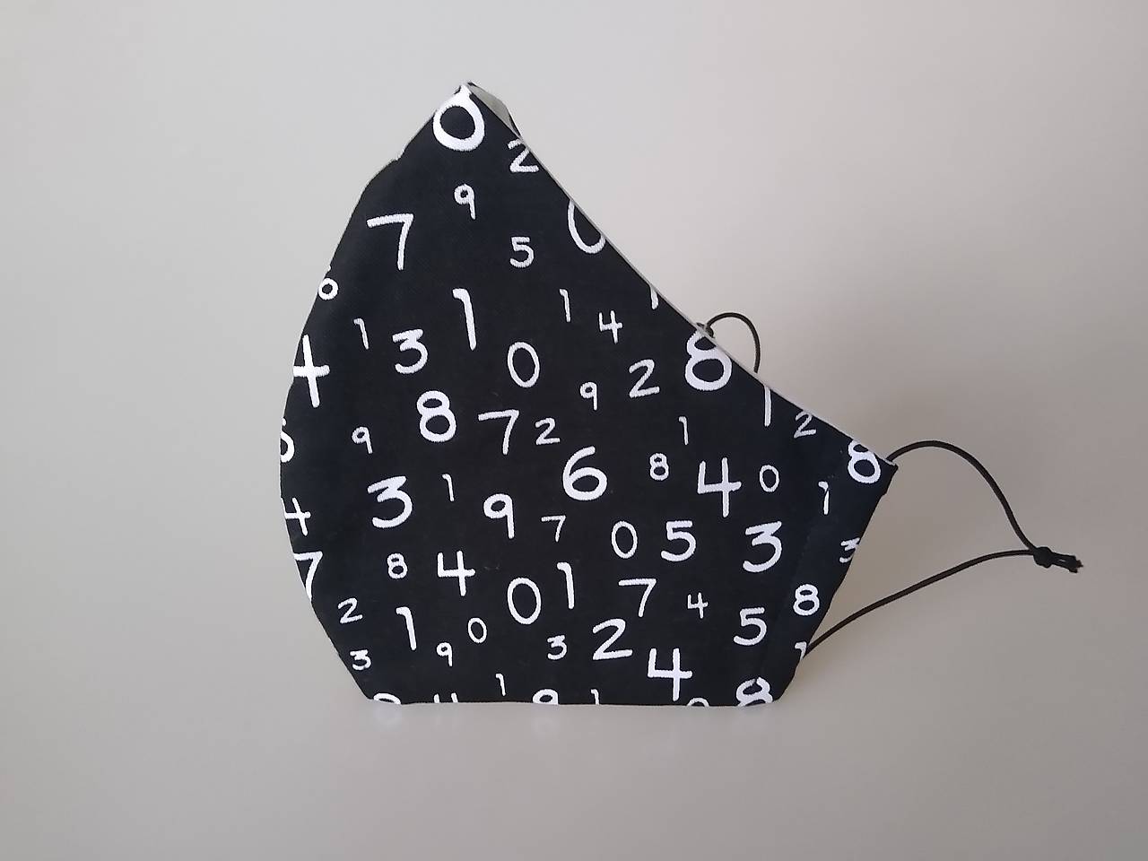 Dizajnové rúško čísla tvarované dvojvrstvové