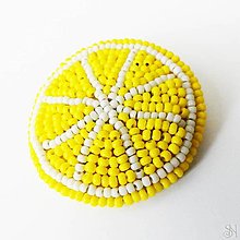 Brošne - Handmade šitá korálková brošňa citrón - 12956712_