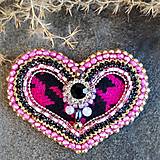 Brošne - Srdcomilka pink-brošňa v tvare srdca - 12956420_