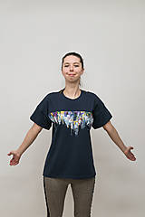 Topy, tričká, tielka - Unisex tmavomodré maľované tričko s abstraktným vzorom - 12957034_