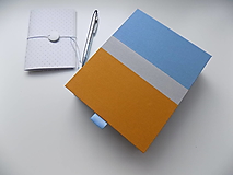 Box so zápisníkmi a miestom na pero