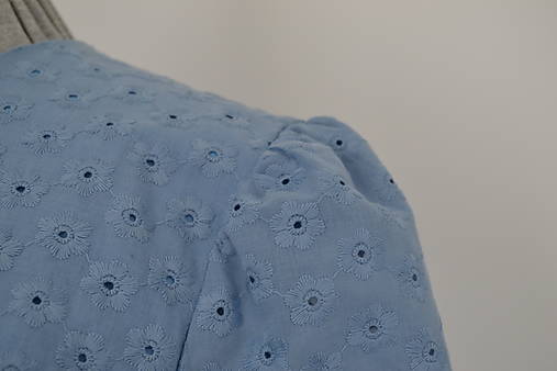 Kvietkované madeirové šaty s riasenou sukňou (belasá)