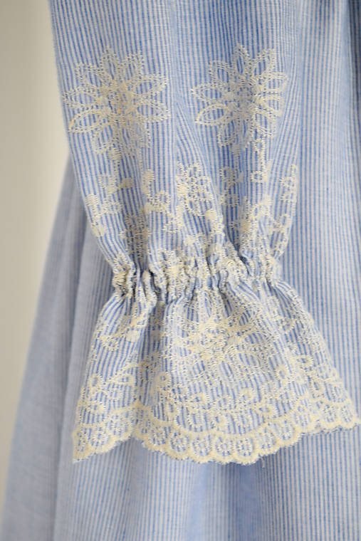 Bavlnené prúžkované šaty s riasenou sukňou s bordúrou 