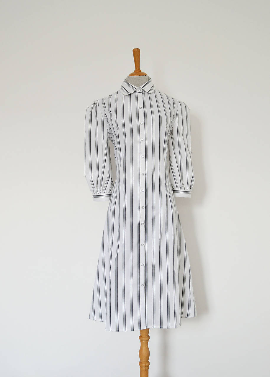 Upcy áčkové košeľové šaty s lesklými gombíčkami 