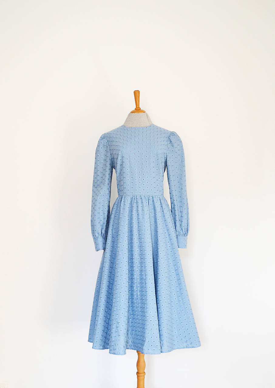 Kvietkované madeirové šaty s riasenou sukňou (belasá)