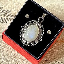 Sady šperkov - Vintage Filigree Moonstone Pendant And Earrings Set / Filigránový prívesok s mesačným kameňom a napichovacie náušnice - 12966671_