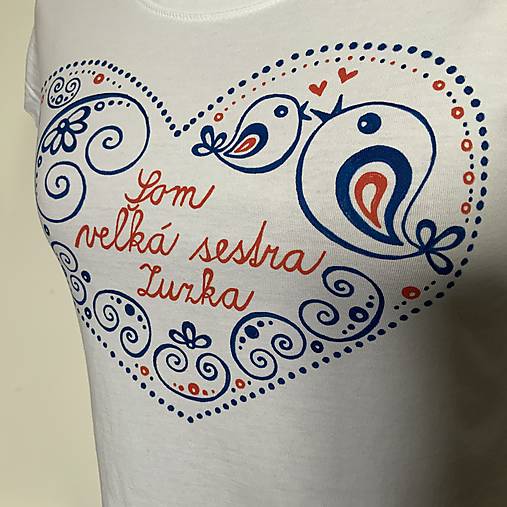 Maľované tričko s ľudovoladený vzorom v tvare srdca a (S nápisom: “Som veľká sestra”)