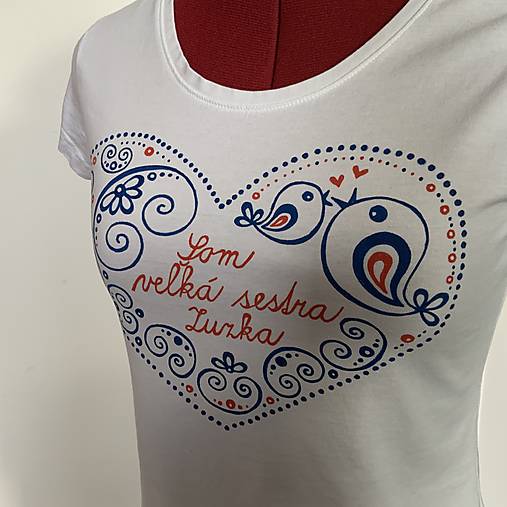 Maľované tričko s ľudovoladený vzorom v tvare srdca a (S nápisom: “Som veľká sestra”)