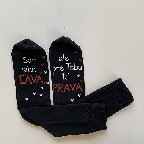 Maľované zamilované ponožky (“Som síce ĽAVÁ, ale pre  TEBA Tá PRAVÁ” (čierne))