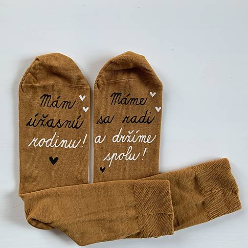Maľované ponožky s nápisom “ Mám úžasnú rodinu/ Máme sa radi a držíme spolu!”