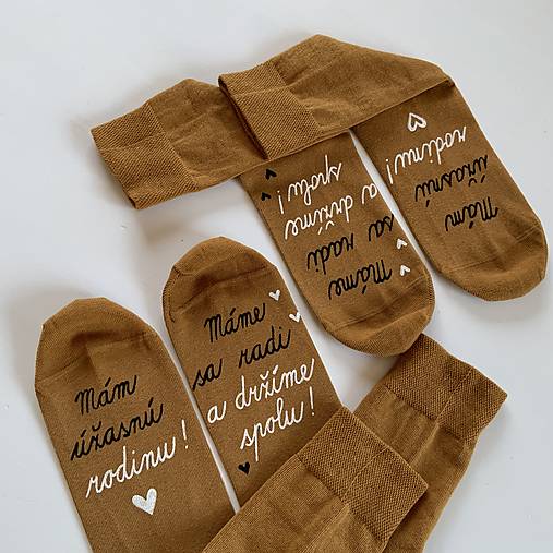 Maľované ponožky s nápisom “ Mám úžasnú rodinu/ Máme sa radi a držíme spolu!”