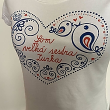 Detské oblečenie - Maľované tričko s ľudovoladený vzorom v tvare srdca a (S nápisom: “Som veľká sestra”) - 12966035_