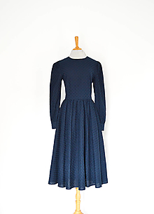 Šaty - Kvietkované madeirové šaty s riasenou sukňou (temná modrá) - 12967810_