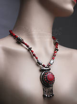 Náhrdelníky - Pestrofarebný náhrdelník s medailónom a príveskami v bohémskom štýle. - 12974574_