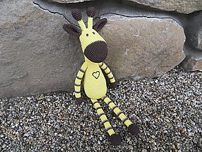 Hračky - Háčkovaná žirafka so srdiečkom - veľká - 45cm - 12979184_