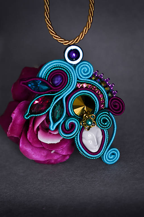 Náhrdelníky - Pávica parádnica soutache náhrdelník - 12977110_