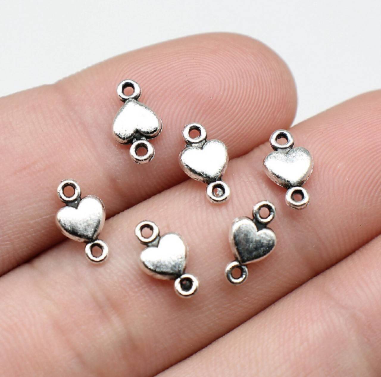 CO104 Konektor strieborný srdiečko 1 x 0,5 cm  (Strieborná)