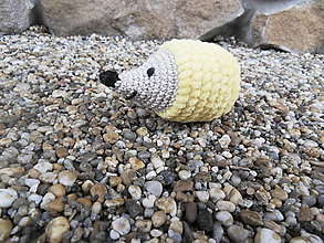Hračky - Mäkučký malý ježko háčkovaný - žltý - 12983401_