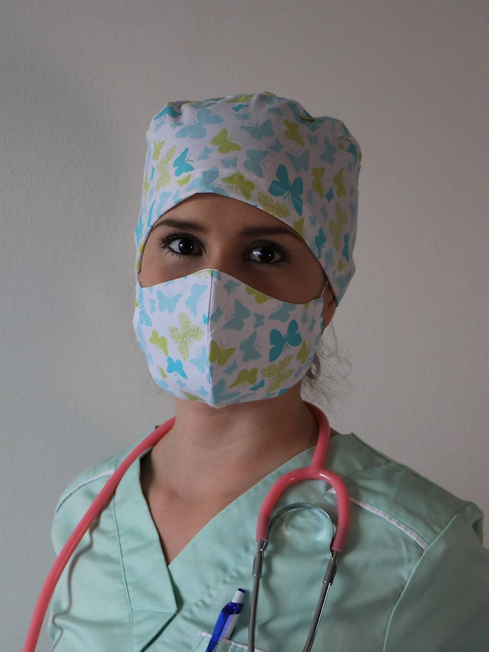 Dizajnová operačná / chirurgická čiapka motýle tyrkysové