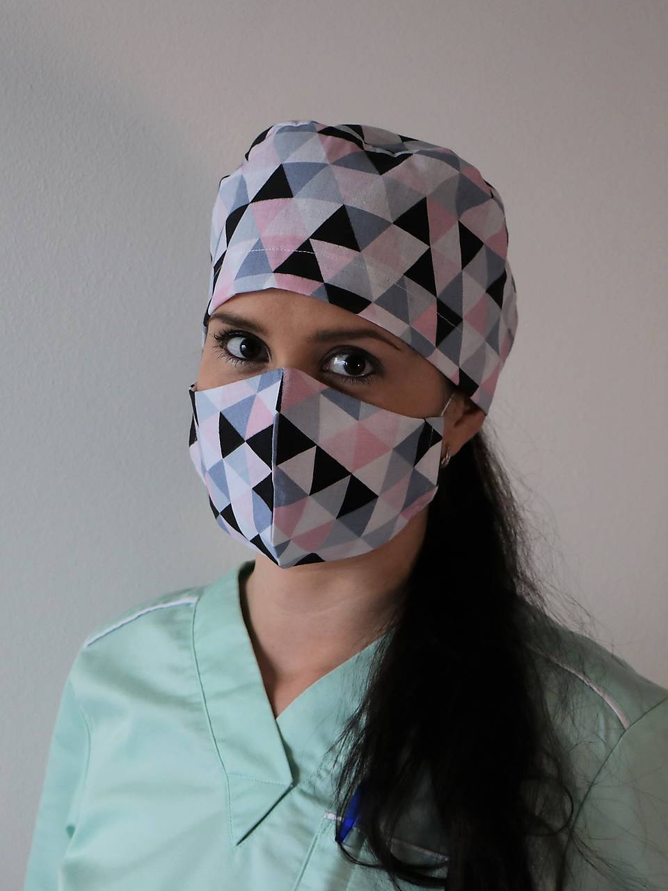 Dizajnová operačná / chirurgická čiapka trojuholníky ružové