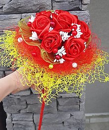 Dekorácie - Kytica červených ruží v kornútku  nielen na Valentína - 12992393_