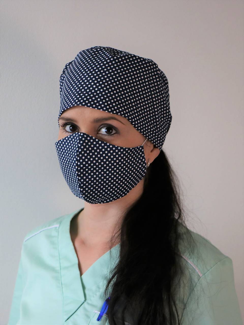 Dizajnová operačná / chirurgická s bodkami tmavomodrá