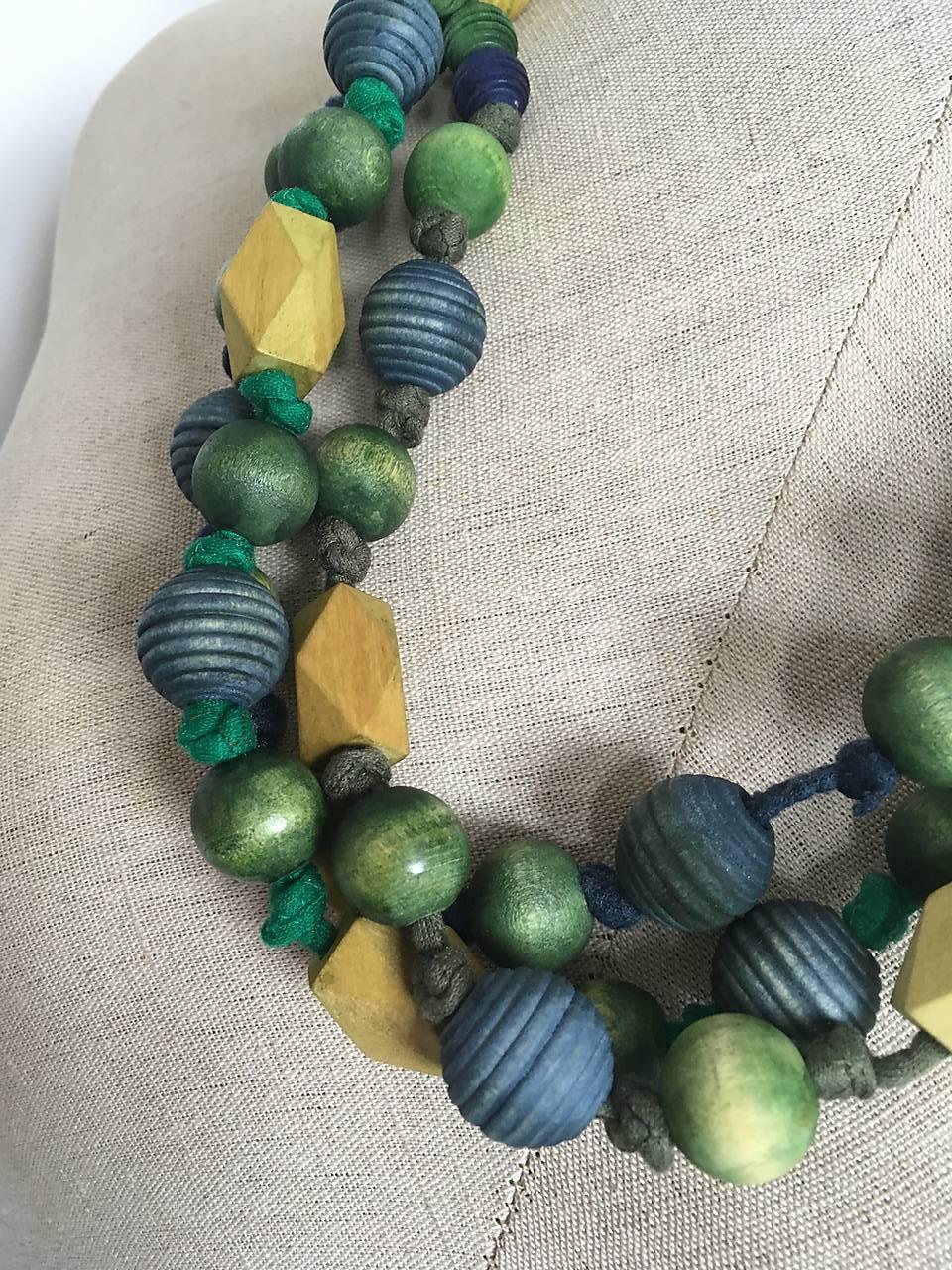 Drevený náhrdelník v modro-zelenom