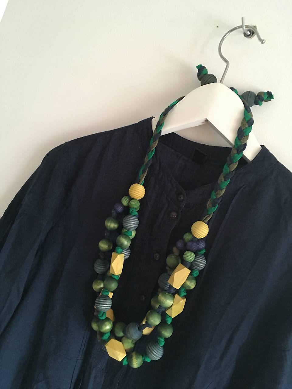 Drevený náhrdelník v modro-zelenom