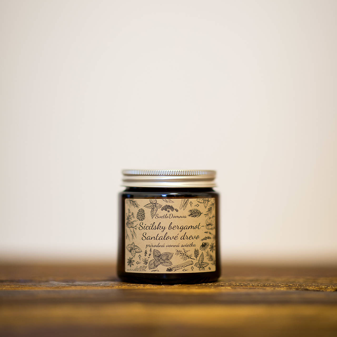 VÝPREDAJ - Sviečka zo sójového vosku v hnedom skle - Sicílsky bergamot & Santalové drevo