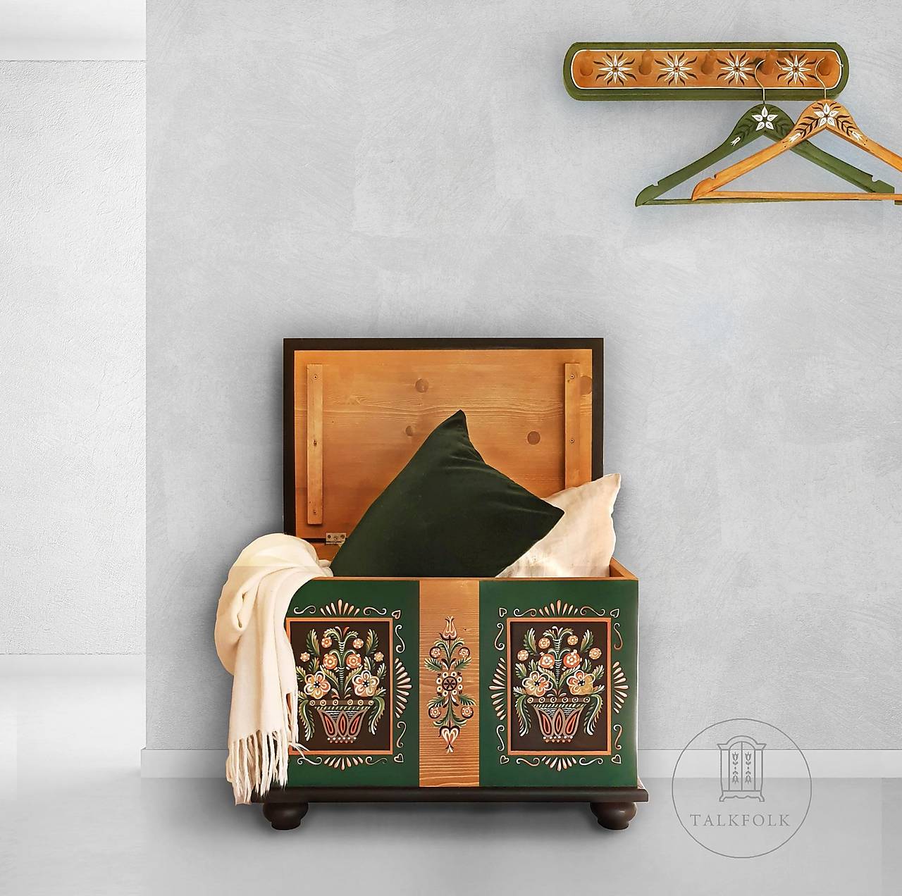 Maľovaná interiérová truhlica (L - D60cm-Š37cm-V42cm (masív))